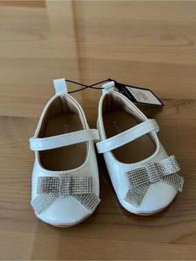 NWT Bebe Ivory Rhinestone Bow Mary Jane shoes 5T